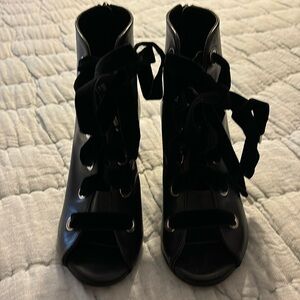 Axel brand peep toe bootie size 6